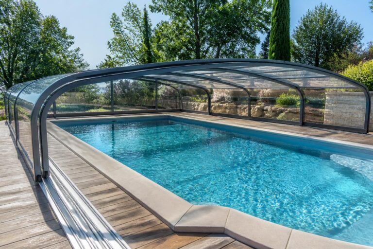 découvrez les avantages d'un abri de piscine mi-haut, une solution idéale pour protéger votre bassin tout en facilitant son accès et en prolongeant la saison de baignade.
