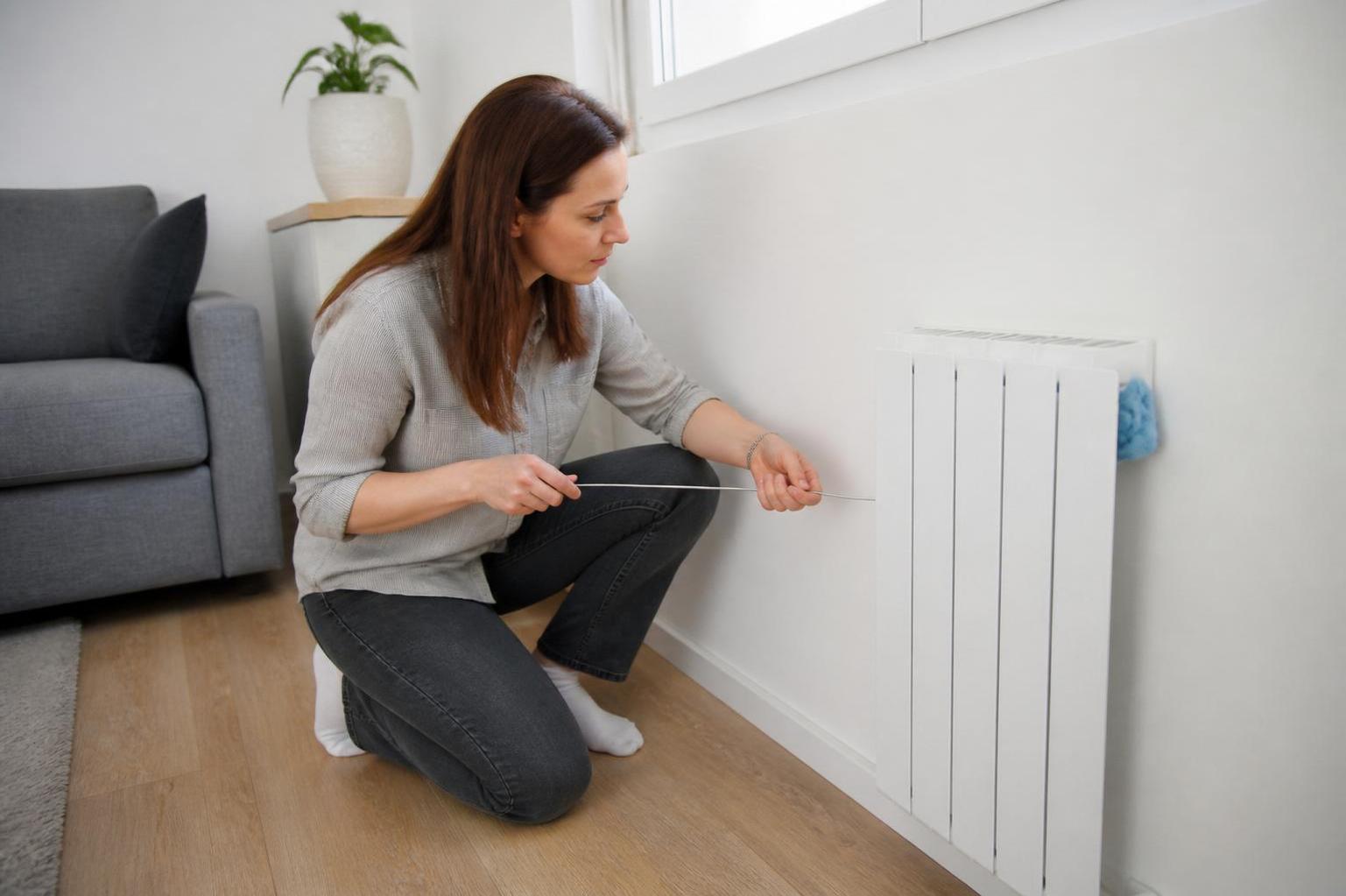 découvrez des astuces efficaces pour nettoyer facilement derrière un radiateur sans avoir à le démonter, et améliorez la propreté et la circulation de l'air dans votre maison.