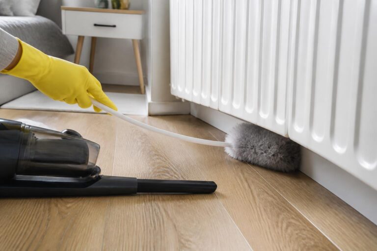 découvrez des astuces efficaces pour nettoyer facilement derrière un radiateur sans avoir à le démonter, pour un intérieur propre et sain.