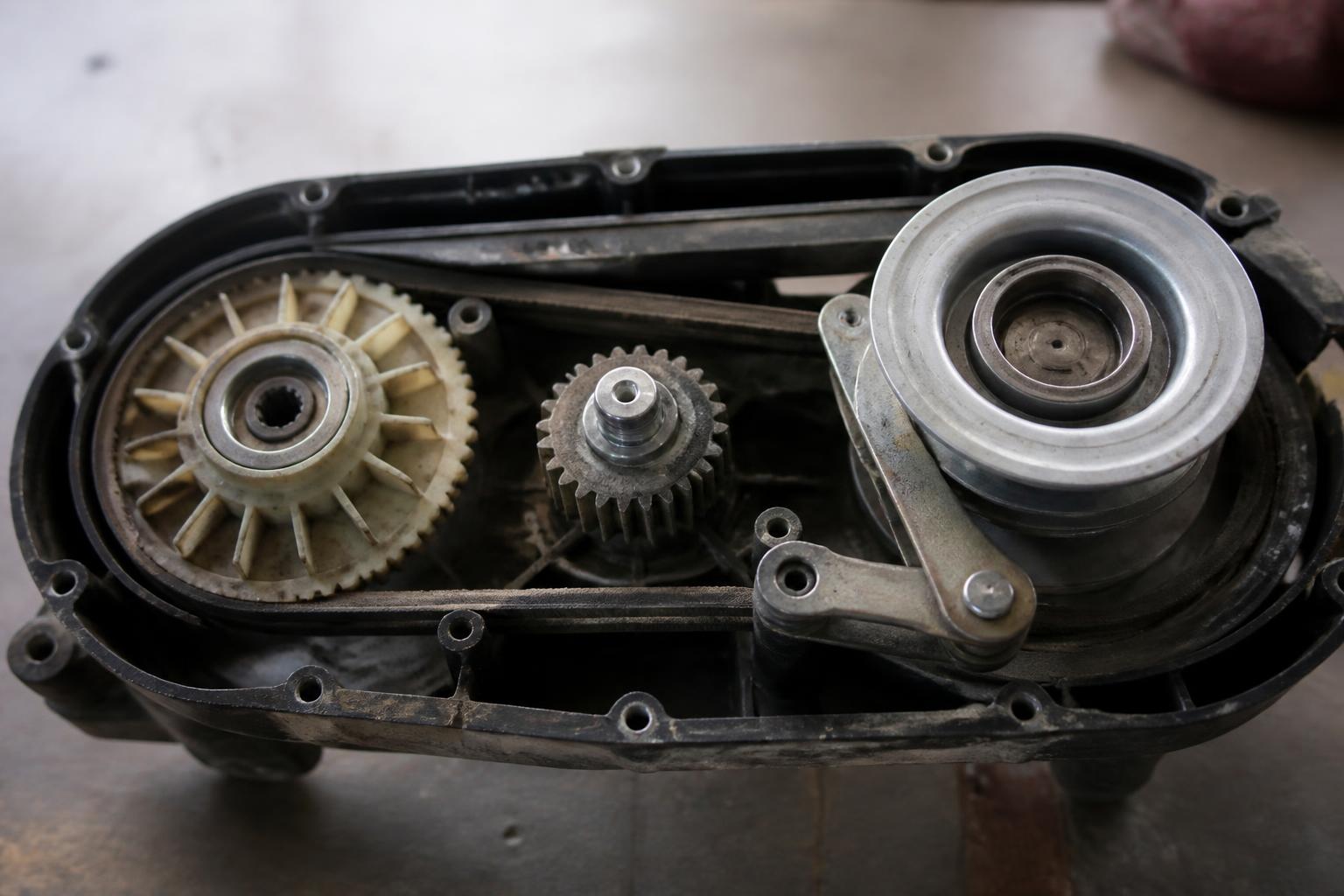 apprenez à diagnostiquer et réparer la boîte de vitesse de votre tondeuse mtd, en particulier les courroies et le variateur, grâce à notre guide pratique et détaillé.