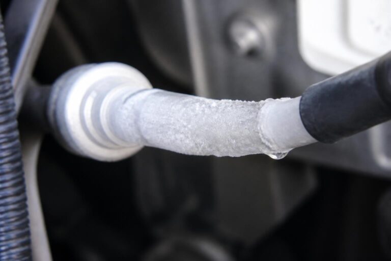 découvrez pourquoi le petit tuyau de votre climatisation peut givre : fuite de réfrigérant ou encrassement, comment identifier le problème et les solutions à adopter.