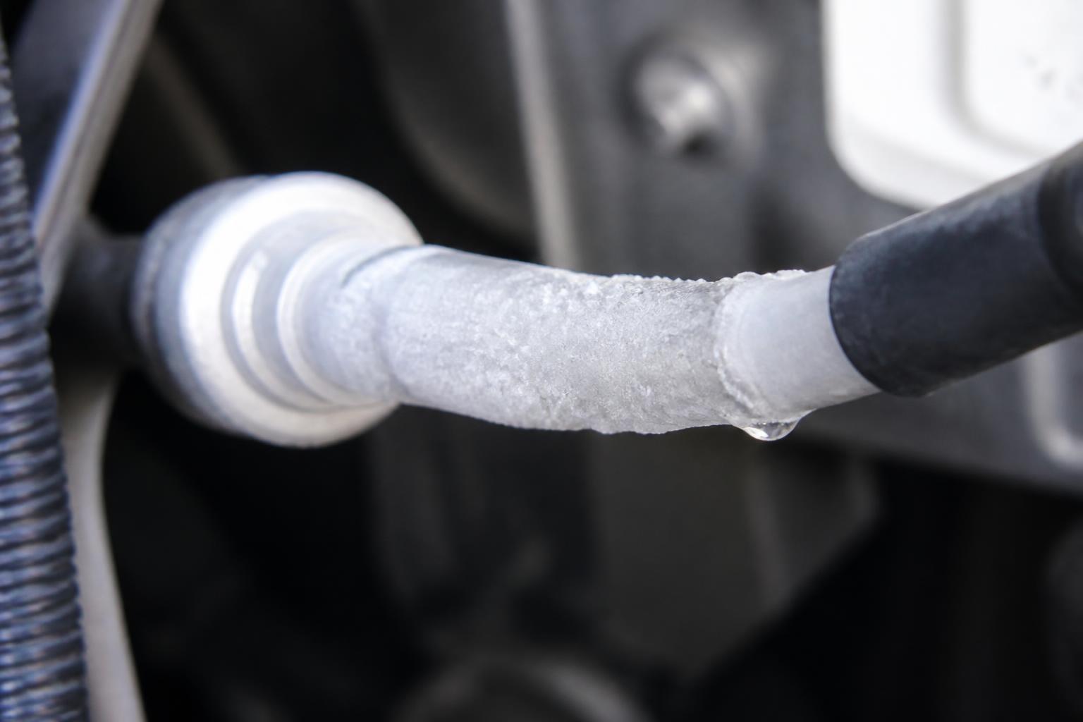 découvrez pourquoi le petit tuyau de votre climatisation peut givre : fuite de réfrigérant ou encrassement, comment identifier le problème et les solutions à adopter.