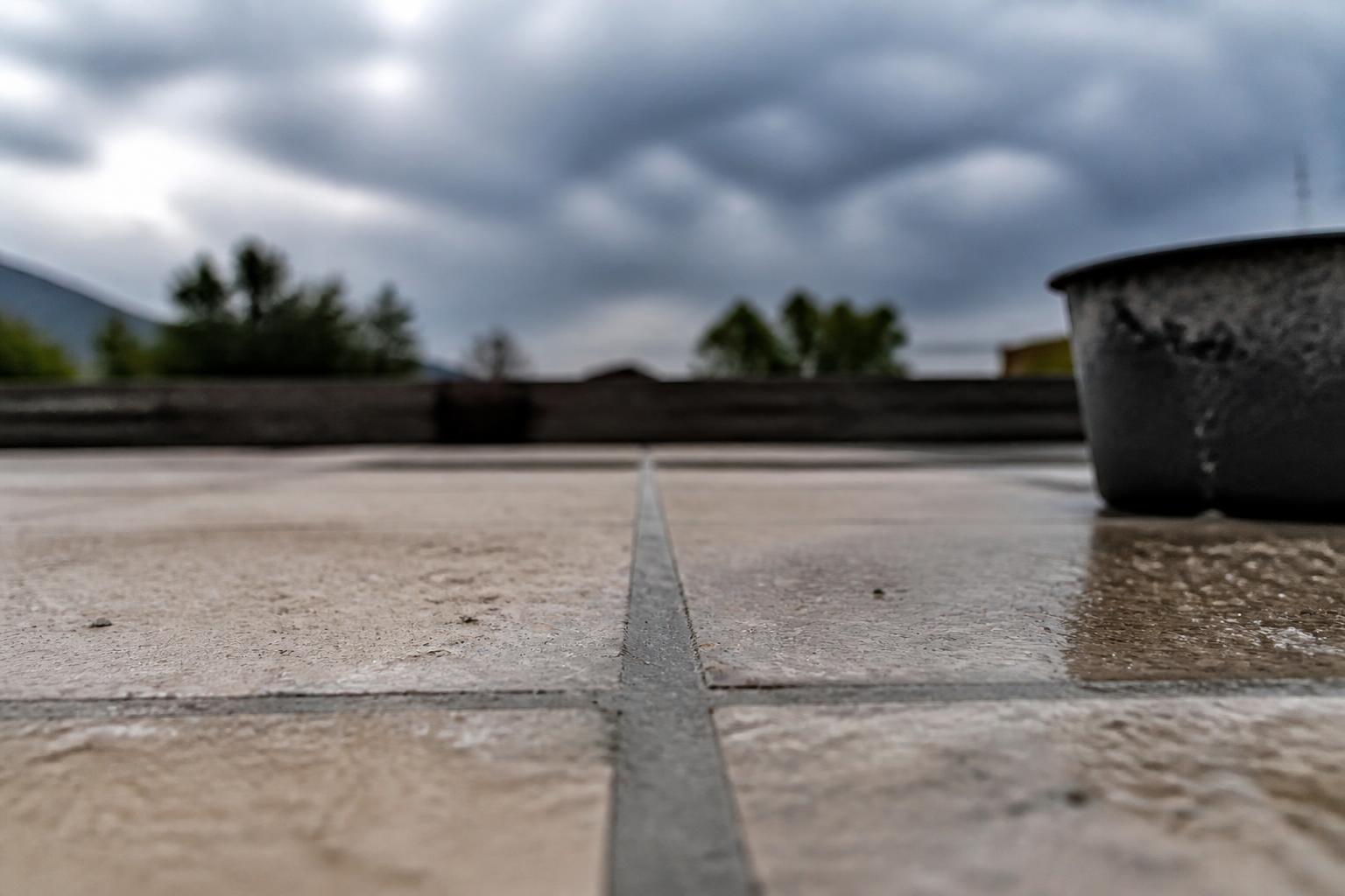 découvrez combien de temps attendre pour que le joint de carrelage extérieur sèche efficacement avant une pluie, afin d'assurer une finition durable et résistante.