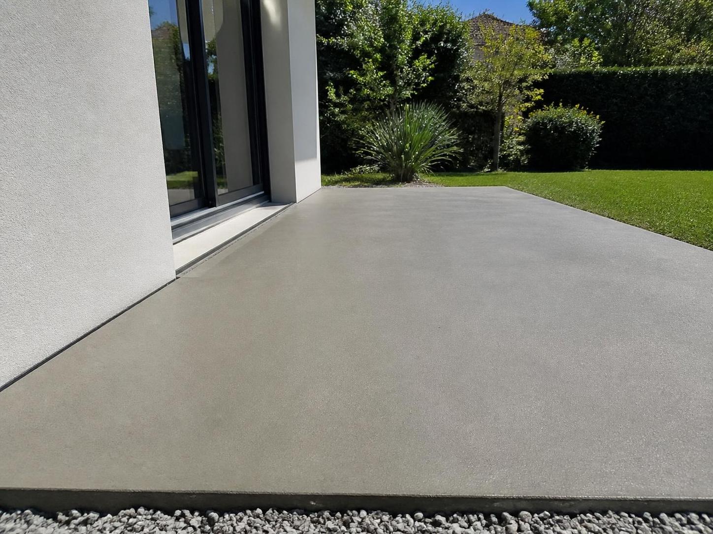 découvrez notre guide pratique pour couler une terrasse en béton contre une maison, avec des conseils essentiels sur les joints de dilatation, la pente idéale et les techniques d'ancrage pour une installation durable et réussie.