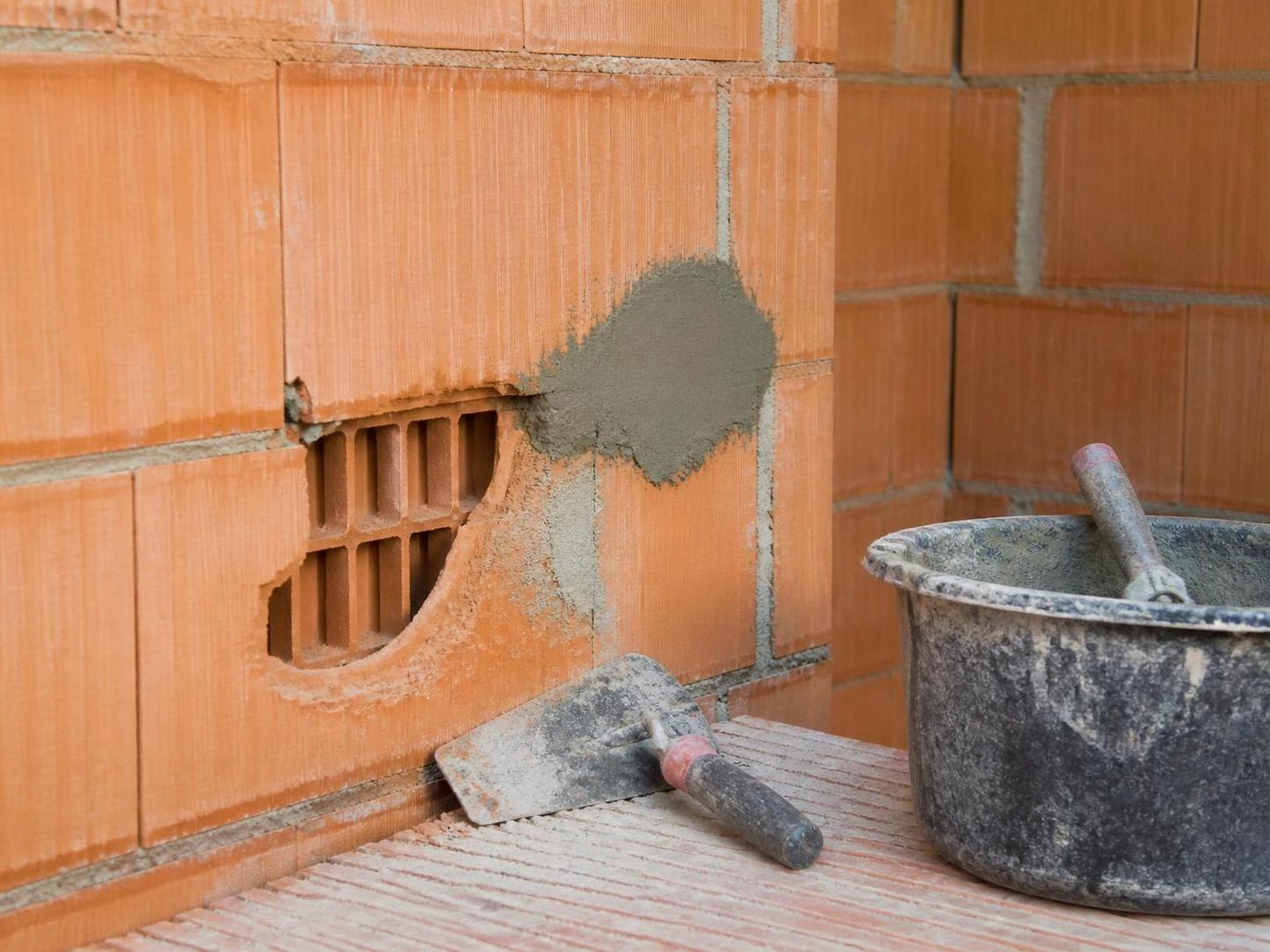 découvrez comment reboucher efficacement un trou dans une brique creuse grâce à nos méthodes de scellement faciles et astuces de finition pour un résultat propre et durable.