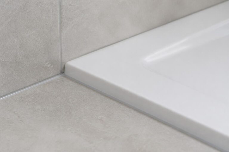 découvrez nos conseils pratiques pour garantir des finitions impeccables et une étanchéité parfaite entre le receveur de douche et le sol, assurant durabilité et protection contre les infiltrations.