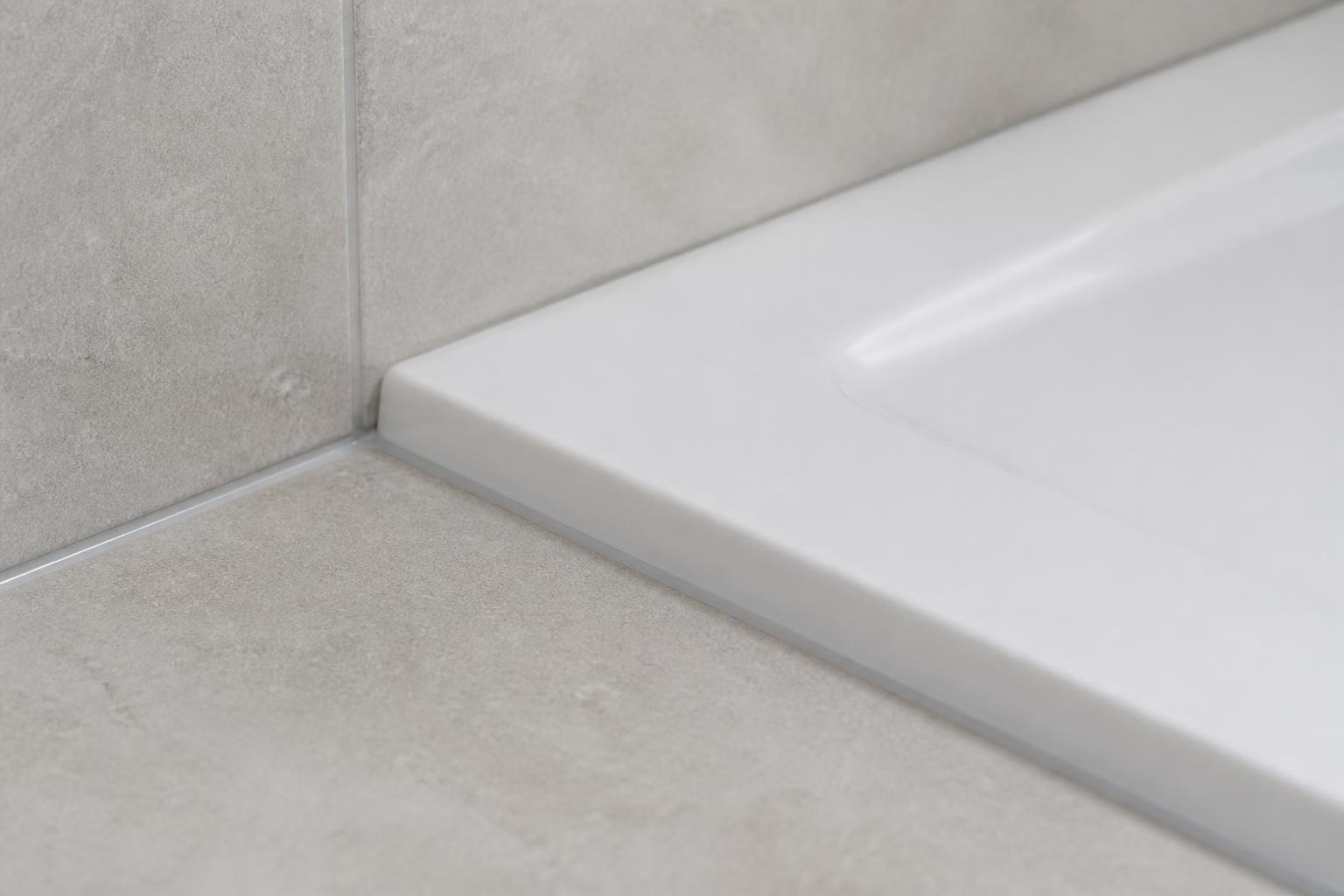 découvrez nos conseils pratiques pour garantir des finitions impeccables et une étanchéité parfaite entre le receveur de douche et le sol, assurant durabilité et protection contre les infiltrations.