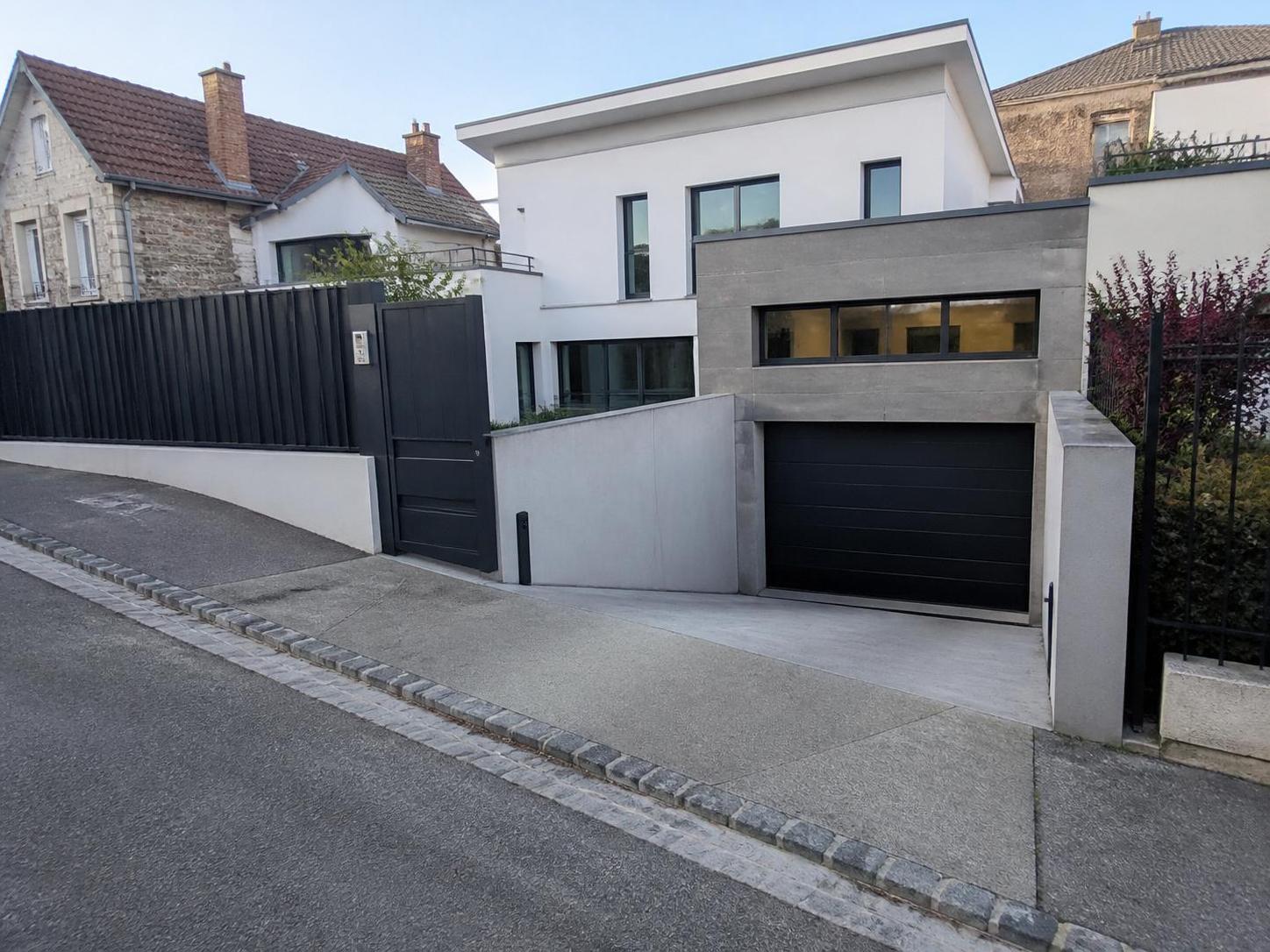 découvrez des astuces et solutions efficaces pour atténuer une pente de garage trop raide et éviter les frottements, assurant un accès sécurisé et confortable à votre garage.