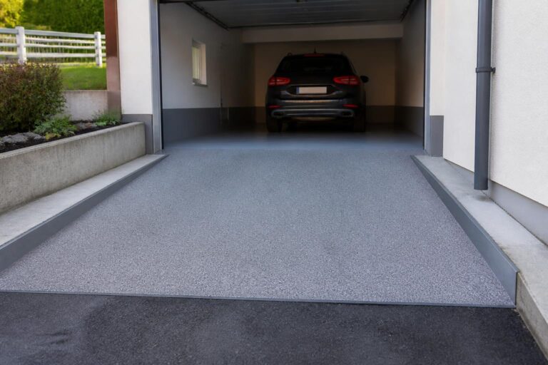 découvrez comment atténuer une pente de garage trop raide pour éviter les frottements, avec des astuces pratiques et des solutions efficaces pour un accès sécurisé et confortable.