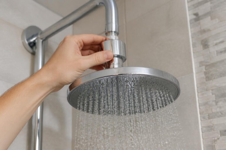 découvrez comment installer un minuteur de douche facilement pour réduire votre consommation d'eau et diminuer votre facture d'eau efficacement.