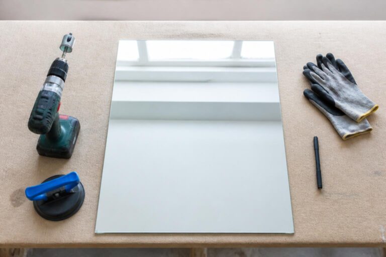 découvrez les méthodes et outils professionnels pour percer un miroir sans le fissurer, grâce aux conseils d'un vitrier expert.