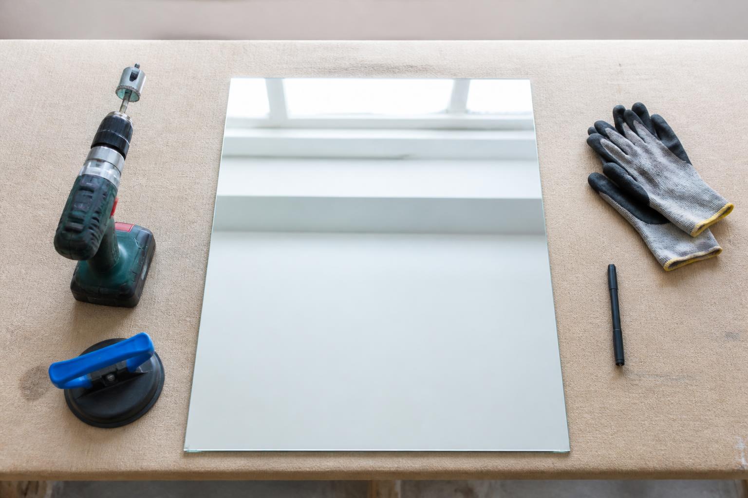 découvrez les méthodes et outils professionnels pour percer un miroir sans le fissurer, grâce aux conseils d'un vitrier expert.