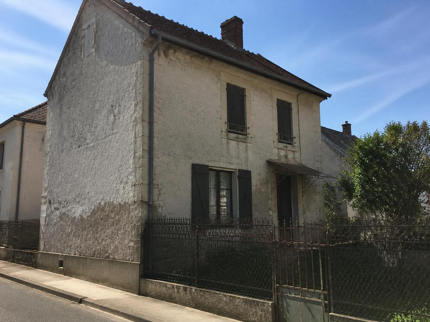 découvrez les démarches à suivre et vos droits face à une construction illégale datant de plus de 10 ans. conseils juridiques pour réagir efficacement.
