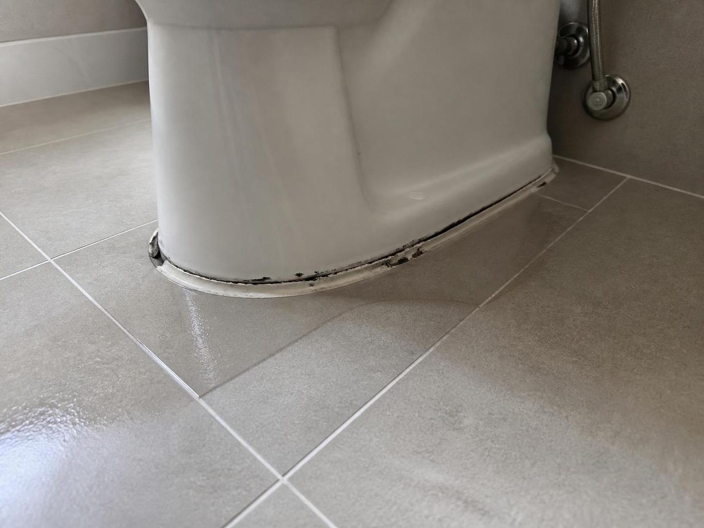 découvrez notre guide pratique pour réparer efficacement une fuite entre les wc et le carrelage. suivez nos conseils simples et rapides pour éviter les dégâts d'eau et économiser sur les réparations.