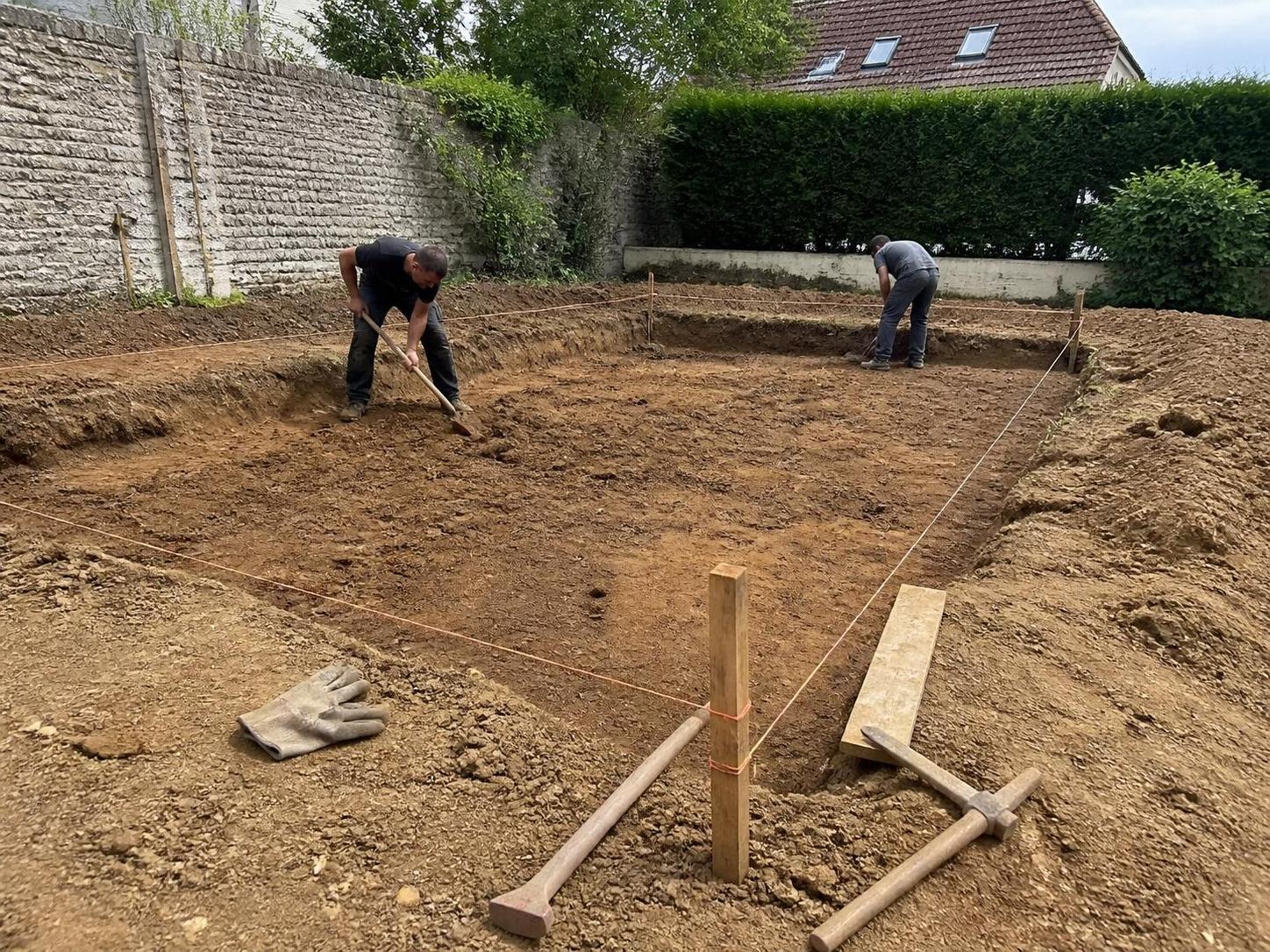 découvrez les techniques efficaces pour décaisser la terre, les outils indispensables à utiliser, et comment calculer avec précision le foisonnement pour vos travaux de terrassement.