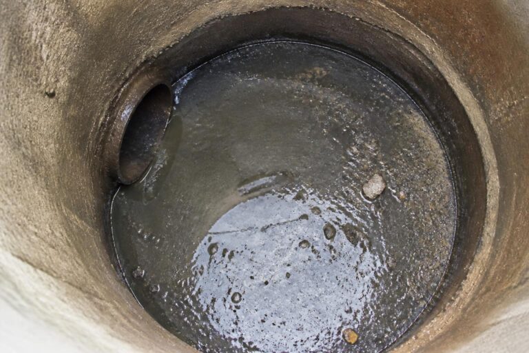 découvrez si la présence d'eau stagnante dans un regard d'eaux usées indique un bouchage ou s'il s'agit d'une situation normale et comment agir en conséquence.