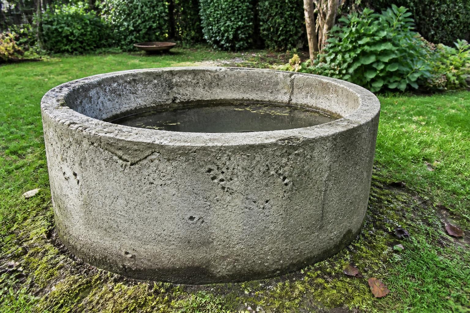 découvrez si la présence d'eau stagnante dans un regard d'eaux usées est un signe de bouchage ou une situation normale, et apprenez à identifier les causes et solutions adaptées.