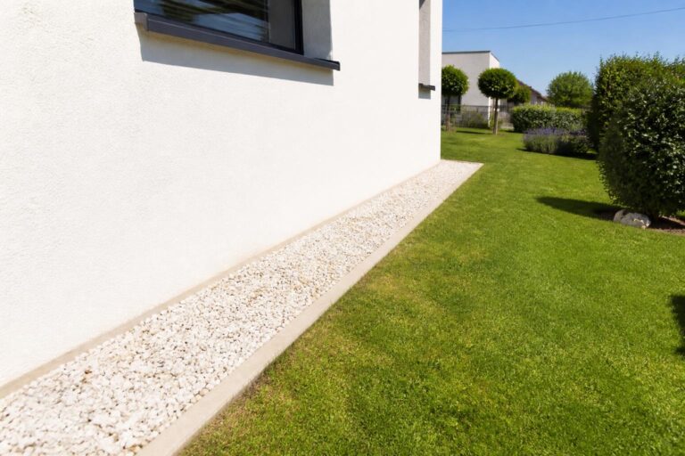 découvrez l'importance de la bande de propreté autour de la maison, les matériaux adaptés à son installation et les étapes clés pour la poser efficacement et protéger votre habitation.