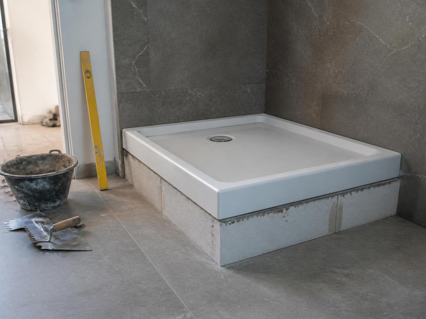 découvrez les techniques efficaces pour surélever une cabine ou un receveur de douche, afin d'améliorer votre confort et faciliter l'installation de votre salle de bain.