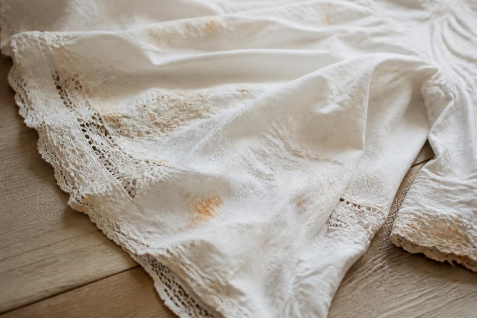 découvrez nos astuces efficaces et douces pour enlever les taches de rouille sur votre linge ancien sans l'endommager, et redonnez-lui éclat et douceur naturellement.