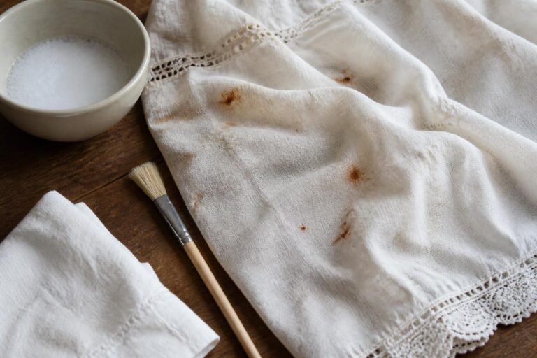 découvrez nos astuces efficaces pour enlever les taches de rouille sur le linge ancien sans l'endommager. protégez vos vêtements précieux grâce à nos conseils simples et naturels.