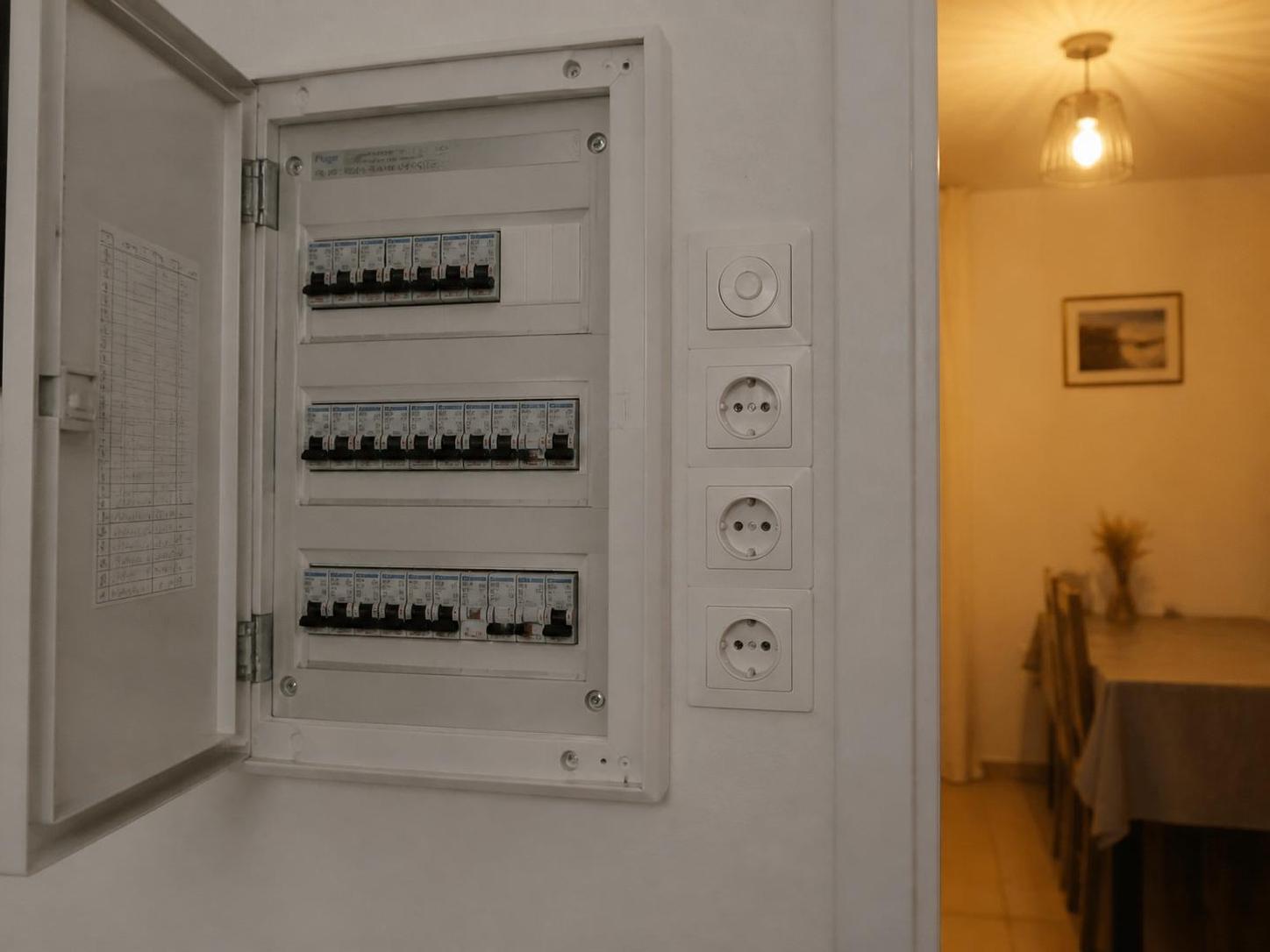 découvrez les raisons pour lesquelles votre lumière fonctionne mais vos prises restent muettes, et apprenez comment diagnostiquer et résoudre cette panne électrique courante.