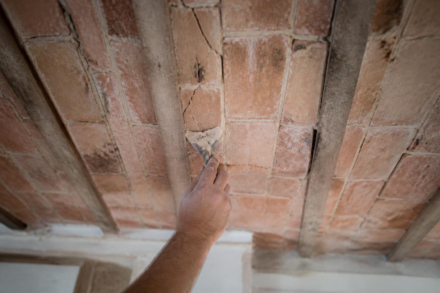 découvrez notre guide complet pour la rénovation des plafonds en briques plâtrières, incluant conseils pour le perçage sécurisé et la fixation d'objets lourds.