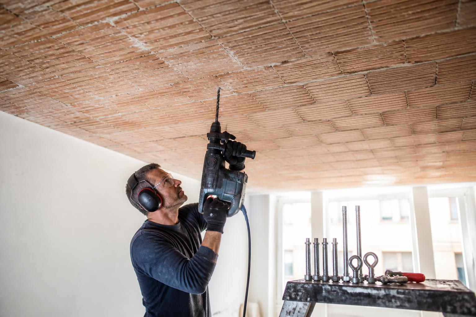 découvrez notre guide complet sur les plafonds en briques plâtrières : conseils pour la rénovation, techniques de perçage et astuces pour fixer des objets lourds en toute sécurité.