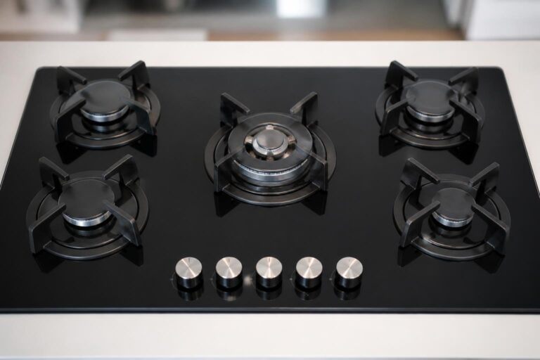 découvrez notre guide complet pour nettoyer facilement votre plaque de cuisson gaz en verre noir et obtenir une surface impeccable sans traces.