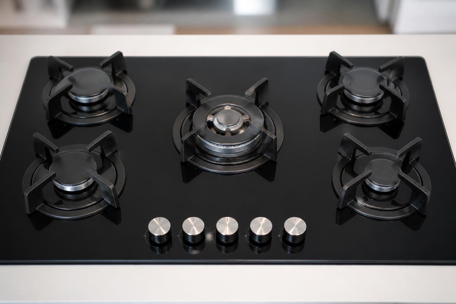 découvrez notre guide complet pour nettoyer facilement votre plaque de cuisson gaz en verre noir et obtenir une surface impeccable sans traces.