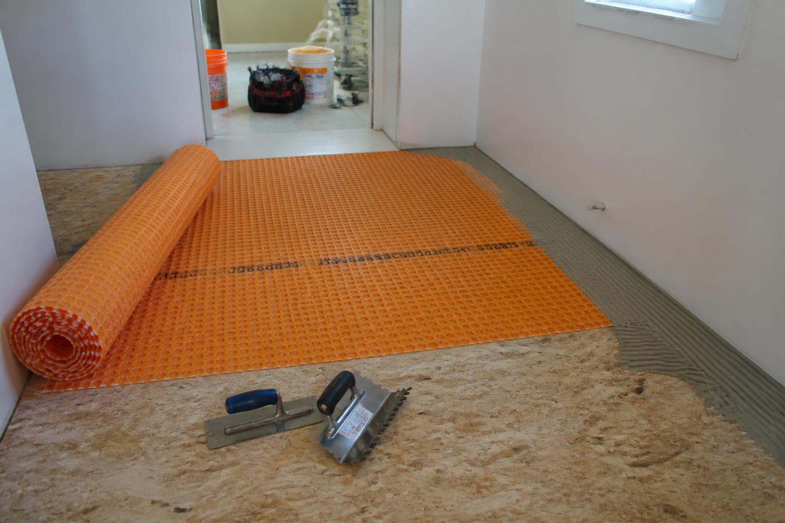 découvrez pourquoi la pose de carrelage sur osb nécessite l'utilisation d'une natte de désolidarisation pour garantir durabilité et éviter les fissures. explications détaillées et conseils pratiques.