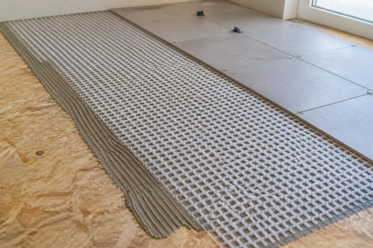 découvrez pourquoi la natte de désolidarisation est essentielle lors de la pose de carrelage sur osb pour garantir la durabilité et éviter les fissures.