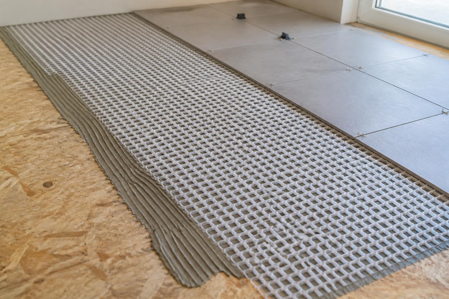 découvrez pourquoi la natte de désolidarisation est essentielle lors de la pose de carrelage sur osb pour garantir la durabilité et éviter les fissures.
