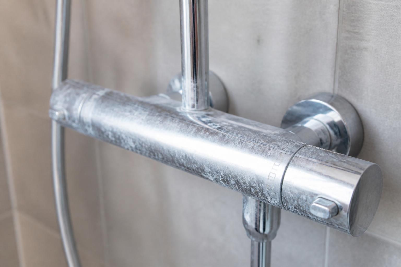 découvrez pourquoi l'eau chaude diminue sous la douche, les causes courantes de ce problème et les solutions efficaces pour y remédier.