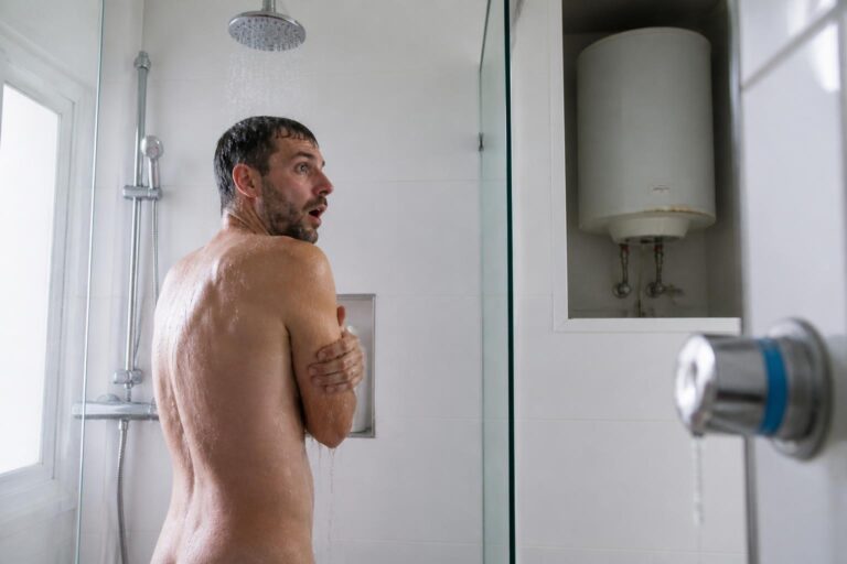 découvrez pourquoi votre douche manque soudainement d'eau chaude et apprenez à identifier les causes courantes ainsi que les solutions efficaces pour retrouver rapidement un confort optimal.