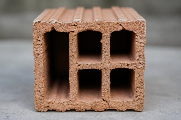 découvrez le pouvoir isolant thermique d'une brique creuse de 5 cm d'épaisseur et comment elle contribue à l'efficacité énergétique de votre habitat.