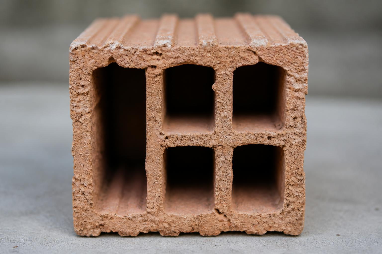 découvrez le pouvoir isolant thermique d'une brique creuse de 5 cm d'épaisseur et comment elle contribue à l'efficacité énergétique de votre habitat.