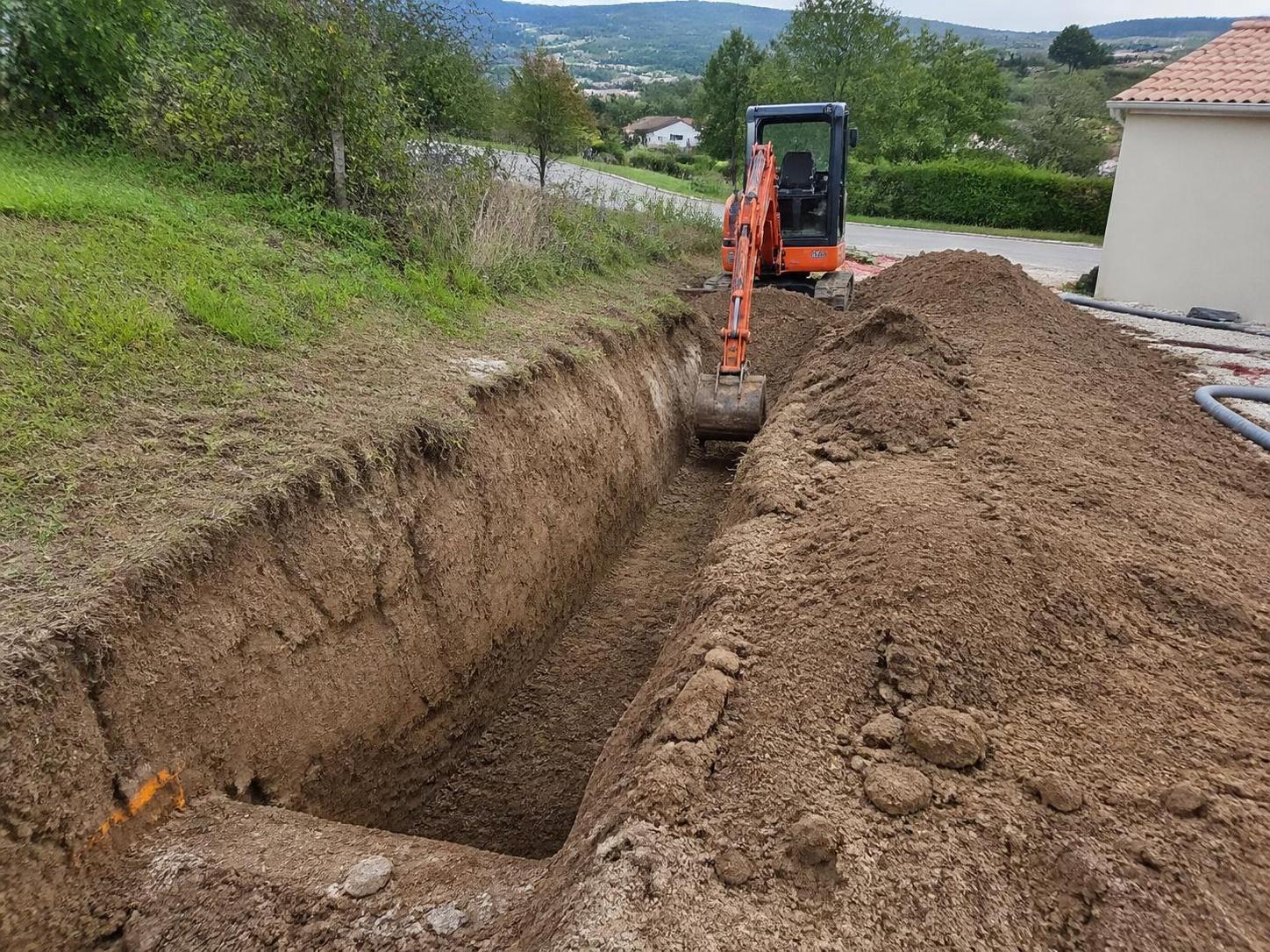 découvrez quelle est la profondeur optimale des fondations pour assurer la stabilité et la durabilité d'un mur de clôture de 1,80 mètre.