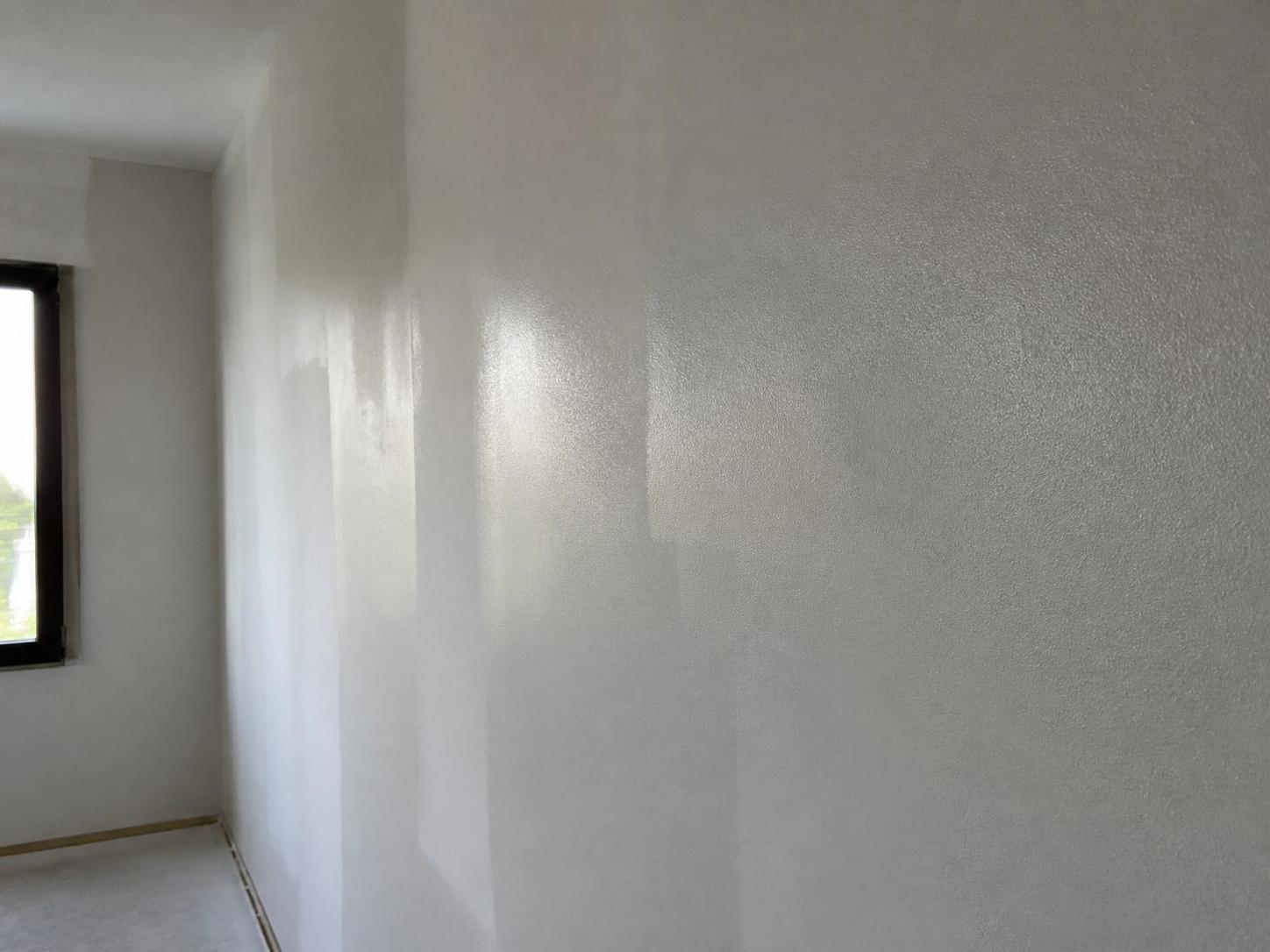 découvrez pourquoi les retouches d'enduit après peinture sont visibles et apprenez des méthodes efficaces pour les dissimuler parfaitement, assurant une finition impeccable.
