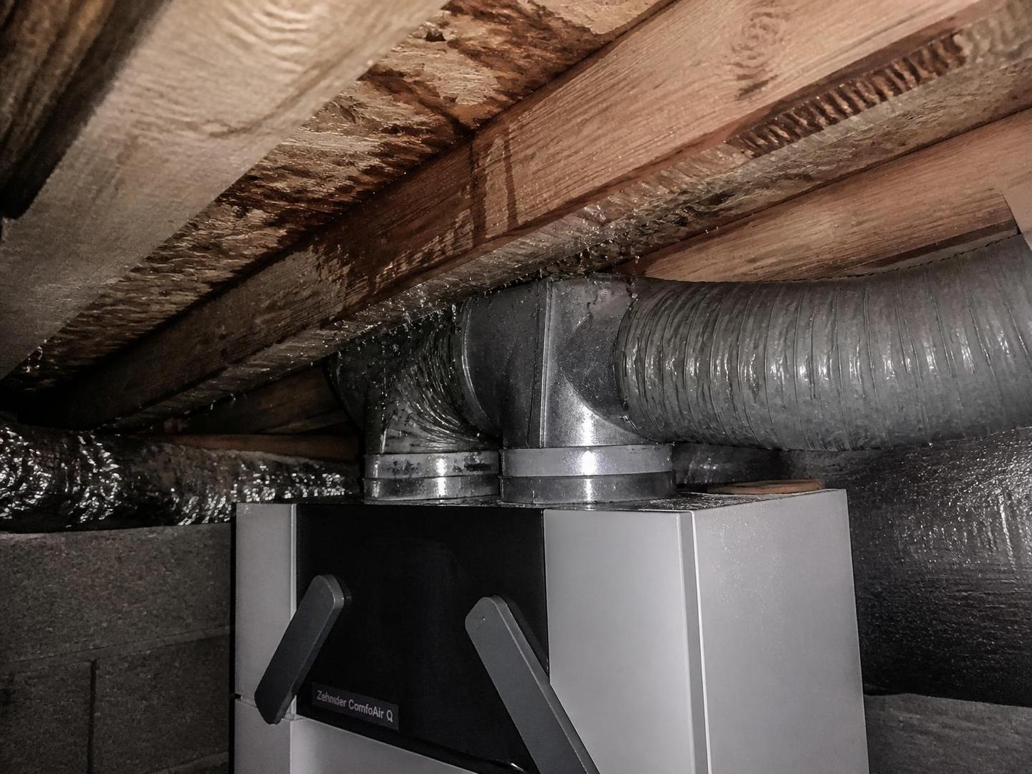 découvrez les causes possibles d'une vmc qui fuit sous la pluie : problème d'étanchéité ou condensation excessive, et comment y remédier efficacement.